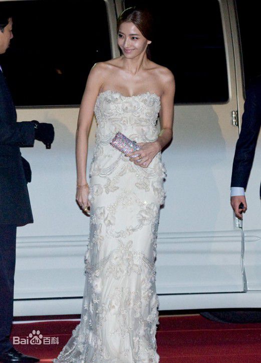 韩彩英(Han Chae Young、)参加2011年青龙奖仪式前后照片