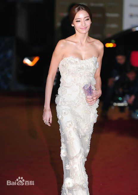 韩彩英(Han Chae Young、)参加2011年青龙奖仪式前后照片