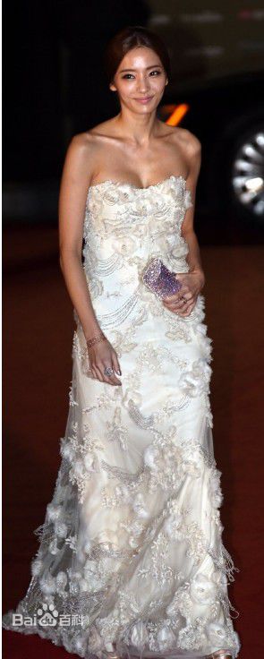 韩彩英(Han Chae Young、)参加2011年青龙奖仪式前后照片