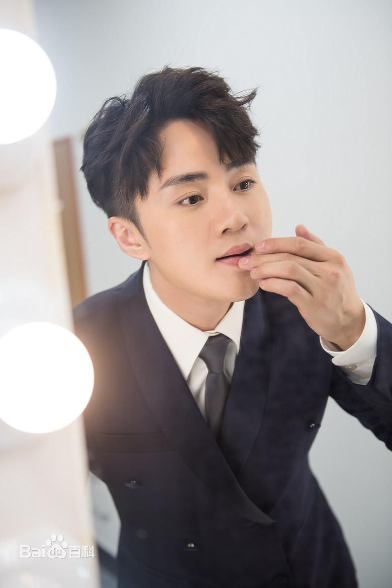 余少群西装照图片图集