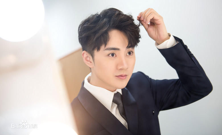 余少群西装照图片图集