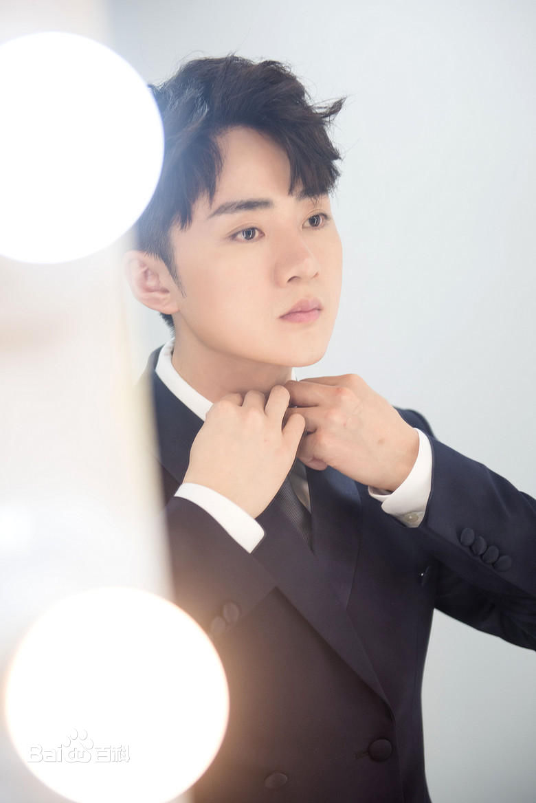 余少群西装照图片图集