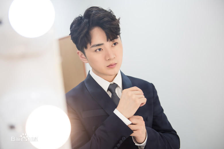 余少群西装照图片图集