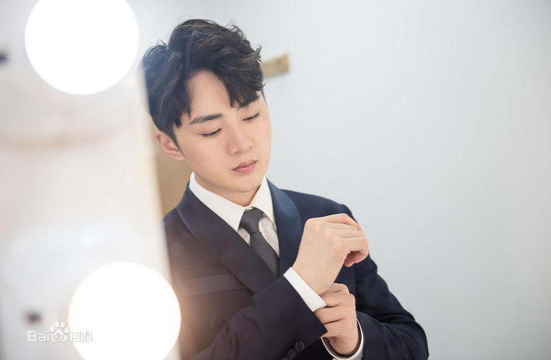 余少群西装照图片图集