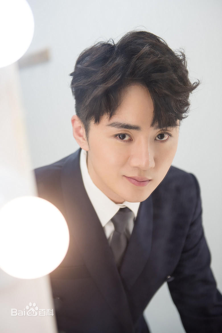 余少群西装照图片图集