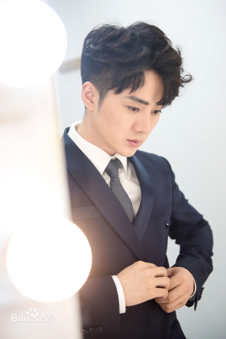 余少群西装照图片图集