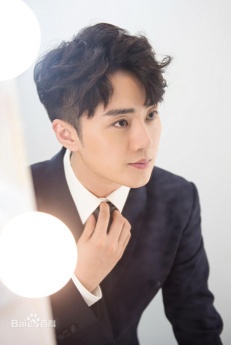 余少群西装照图片图集