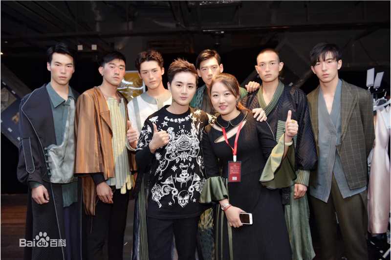 余少群街拍时刻壁纸壁纸