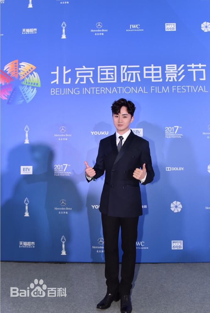 余少群活动照素颜照相册