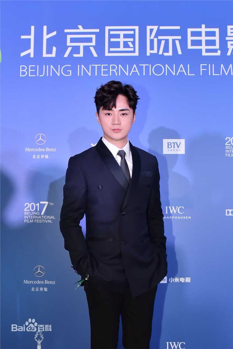 余少群活动照素颜照相册