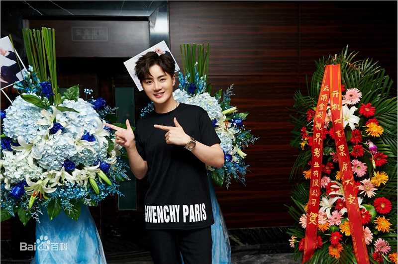 余少群活动照性感图片壁纸