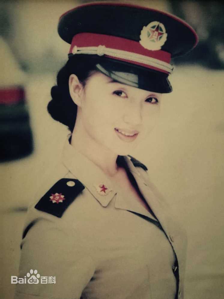 符莹(aduo)文艺兵时期图片图册