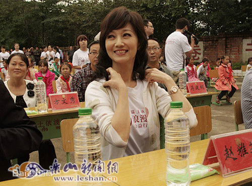 赵雅芝(Angie Chiu)来乐山献爱心前后照片