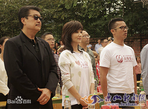 赵雅芝(Angie Chiu)来乐山献爱心前后照片