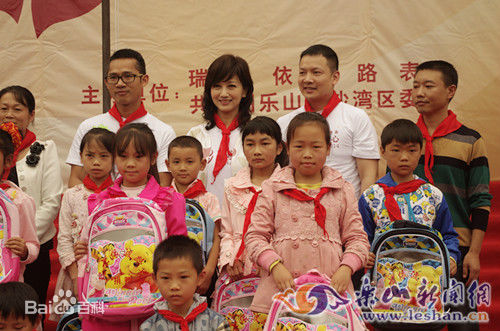 赵雅芝(Angie Chiu)来乐山献爱心前后照片