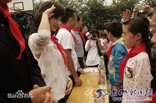 赵雅芝(Angie Chiu)来乐山献爱心前后照片