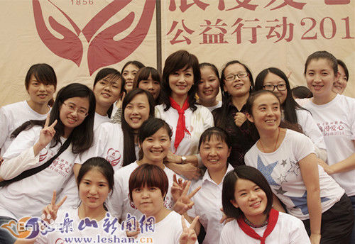 赵雅芝(Angie Chiu)来乐山献爱心前后照片