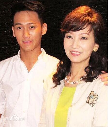 赵雅芝(Angie Chiu)与家人素颜照相册