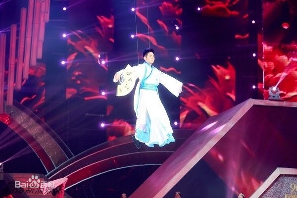 张晓龙活动照生活照