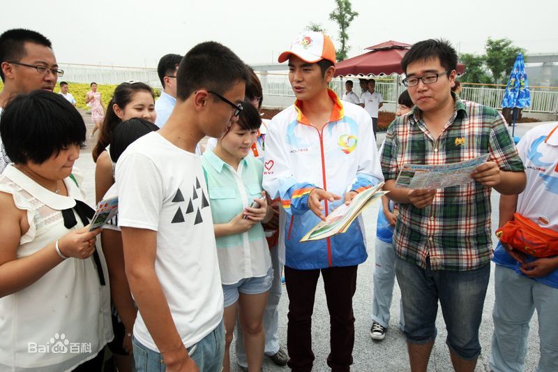 张晓龙活动照生活照