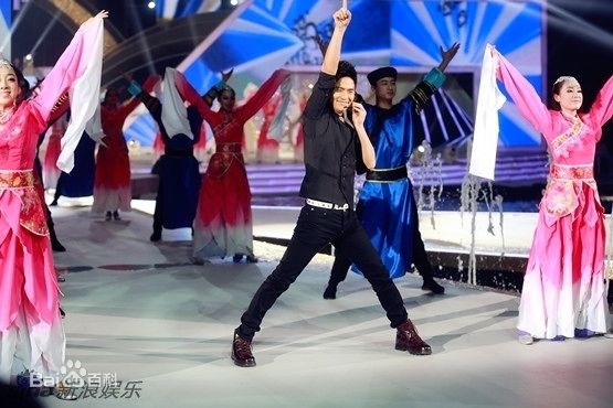 张晓龙活动照生活照