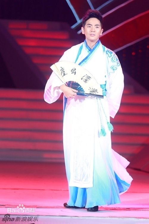 张晓龙活动照生活照