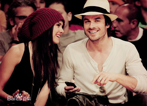 妮娜·杜波夫(Nina Dobrev)生活照素颜照相册