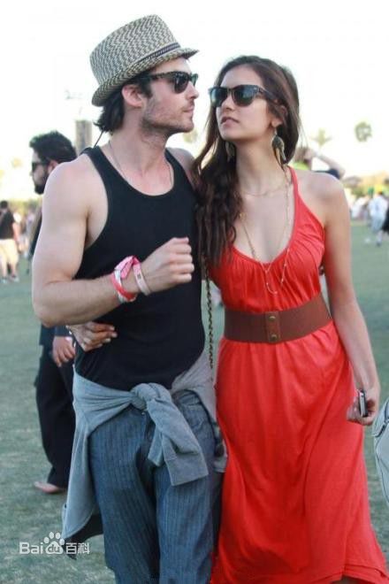 妮娜·杜波夫(Nina Dobrev)生活照素颜照相册