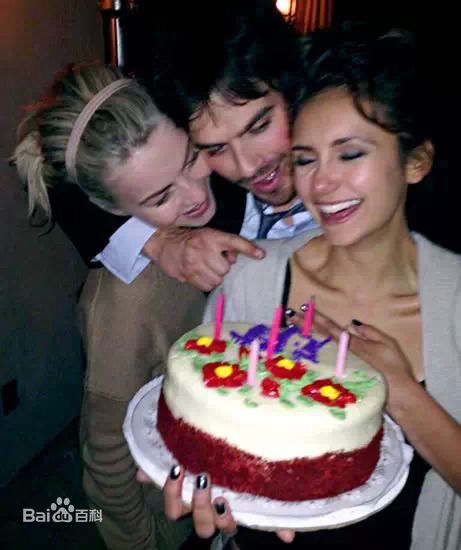 妮娜·杜波夫(Nina Dobrev)生活照素颜照相册