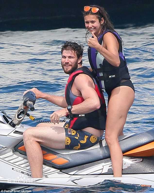 妮娜·杜波夫(Nina Dobrev)生活照素颜照相册