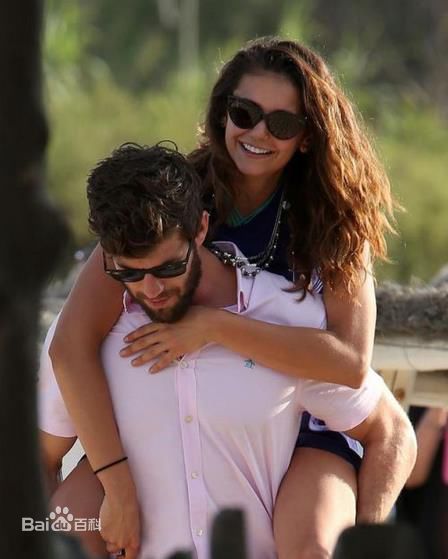 妮娜·杜波夫(Nina Dobrev)生活照素颜照相册