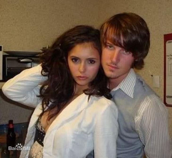 妮娜·杜波夫(Nina Dobrev)生活照素颜照相册