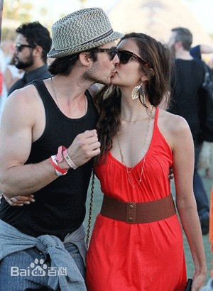 妮娜·杜波夫(Nina Dobrev)生活照素颜照相册