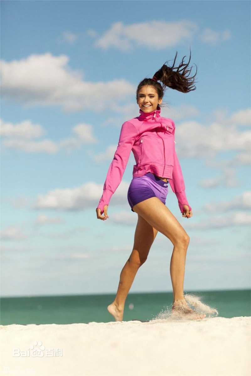 妮娜·杜波夫(Nina Dobrev)生活照素颜照相册