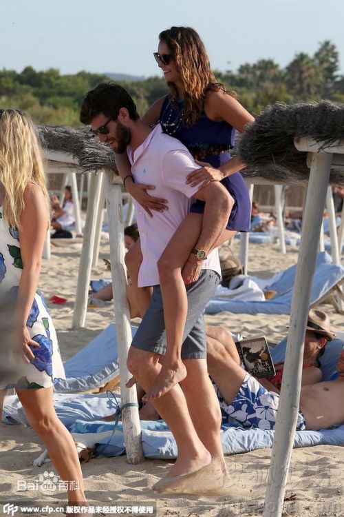 妮娜·杜波夫(Nina Dobrev)生活照素颜照相册