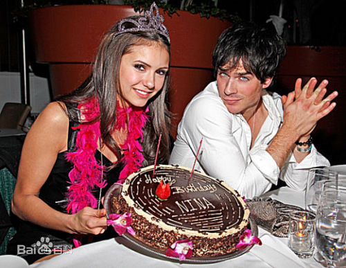 妮娜·杜波夫(Nina Dobrev)生活照素颜照相册