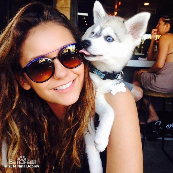 妮娜·杜波夫(Nina Dobrev)生活照素颜照相册