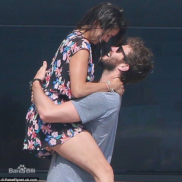 妮娜·杜波夫(Nina Dobrev)生活照素颜照相册