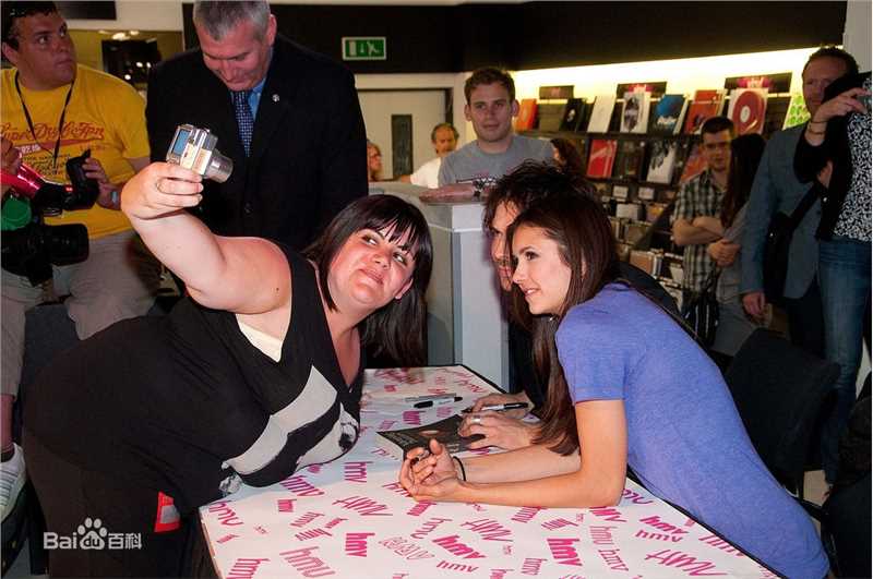 妮娜·杜波夫(Nina Dobrev)-活动照素颜照相册