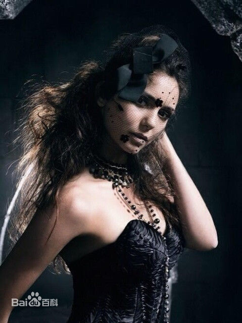 妮娜·杜波夫(Nina Dobrev)吸血鬼日记生活照相册