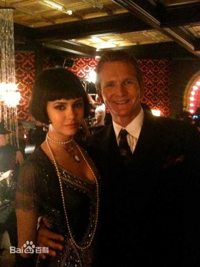 妮娜·杜波夫(Nina Dobrev)吸血鬼日记生活照相册