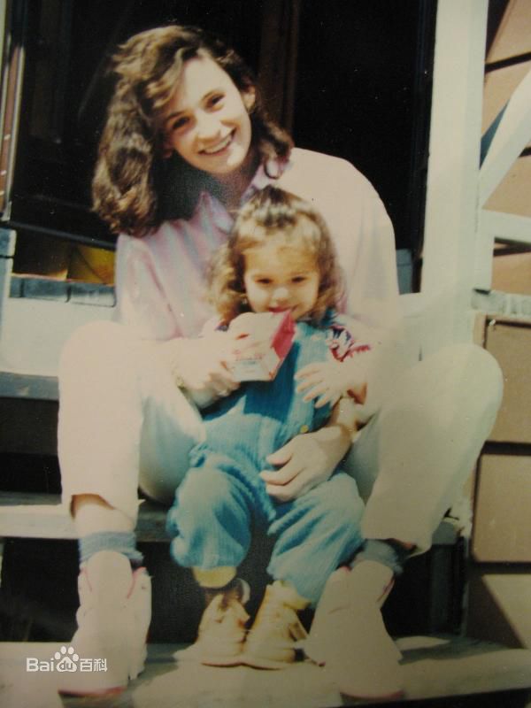 妮娜·杜波夫(Nina Dobrev)早年生活照