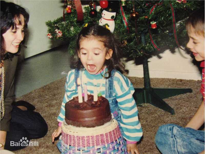 妮娜·杜波夫(Nina Dobrev)早年生活照