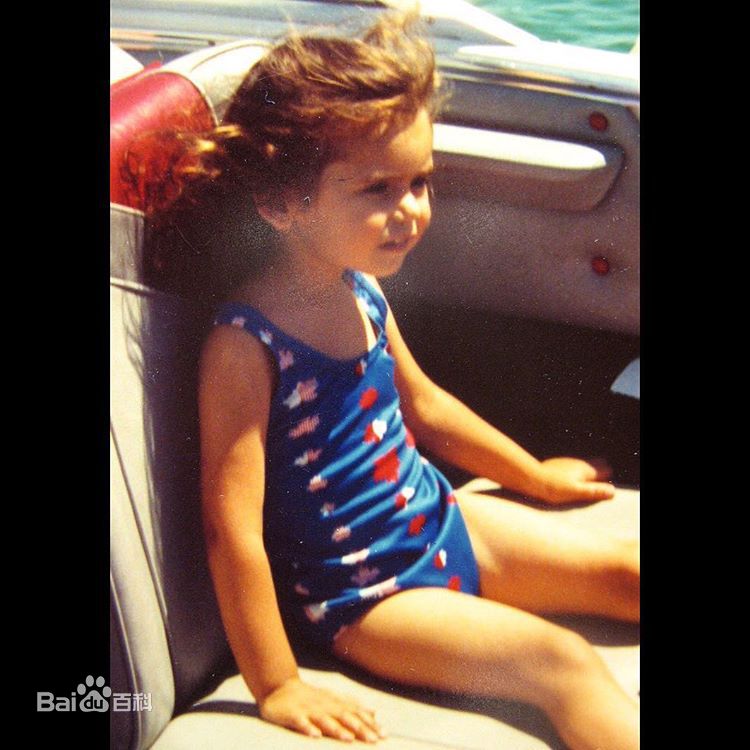 妮娜·杜波夫(Nina Dobrev)早年生活照