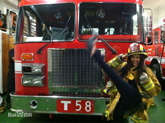 妮娜·杜波夫(Nina Dobrev)精彩图册