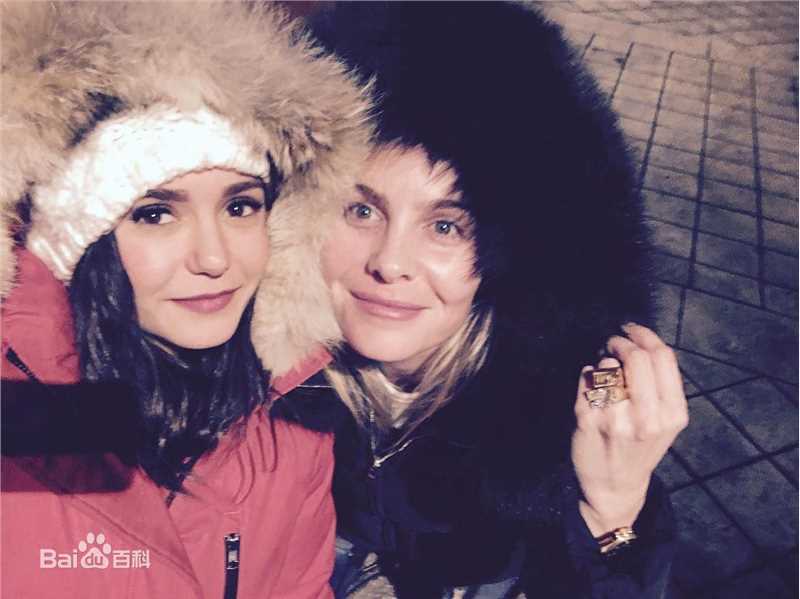 妮娜·杜波夫(Nina Dobrev)-2017壁纸壁纸