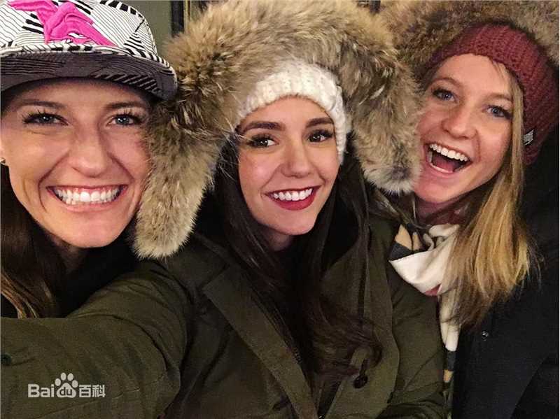 妮娜·杜波夫(Nina Dobrev)-2017壁纸壁纸