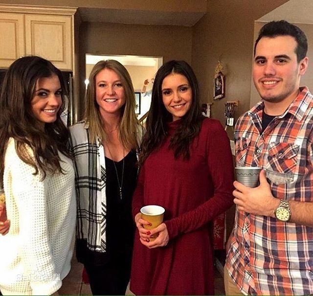 妮娜·杜波夫(Nina Dobrev)-2017壁纸壁纸