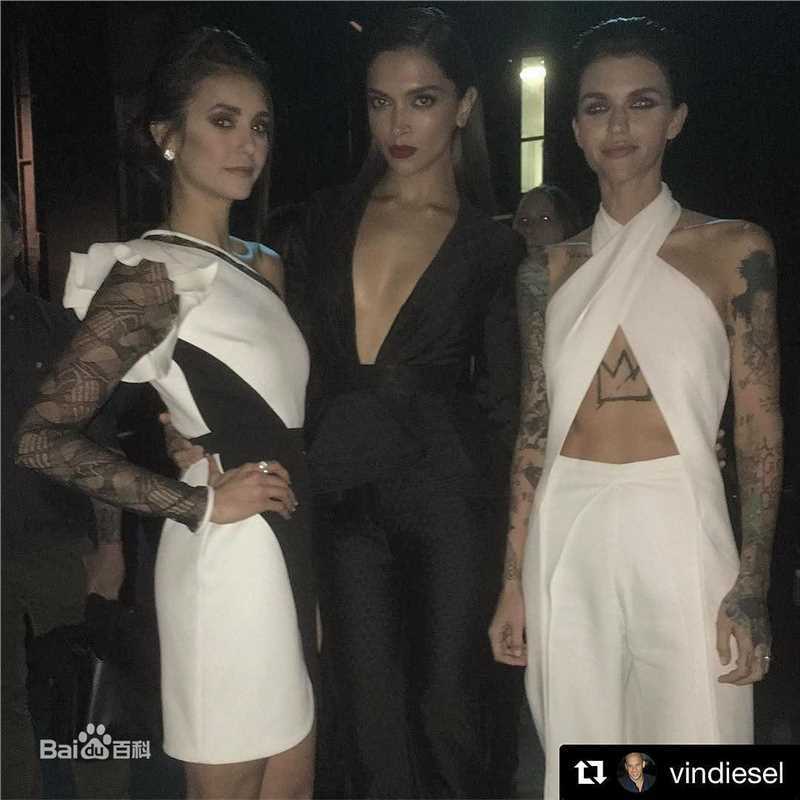 妮娜·杜波夫(Nina Dobrev)-2017壁纸壁纸