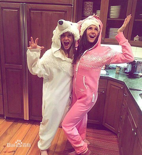 妮娜·杜波夫(Nina Dobrev)-2017壁纸壁纸